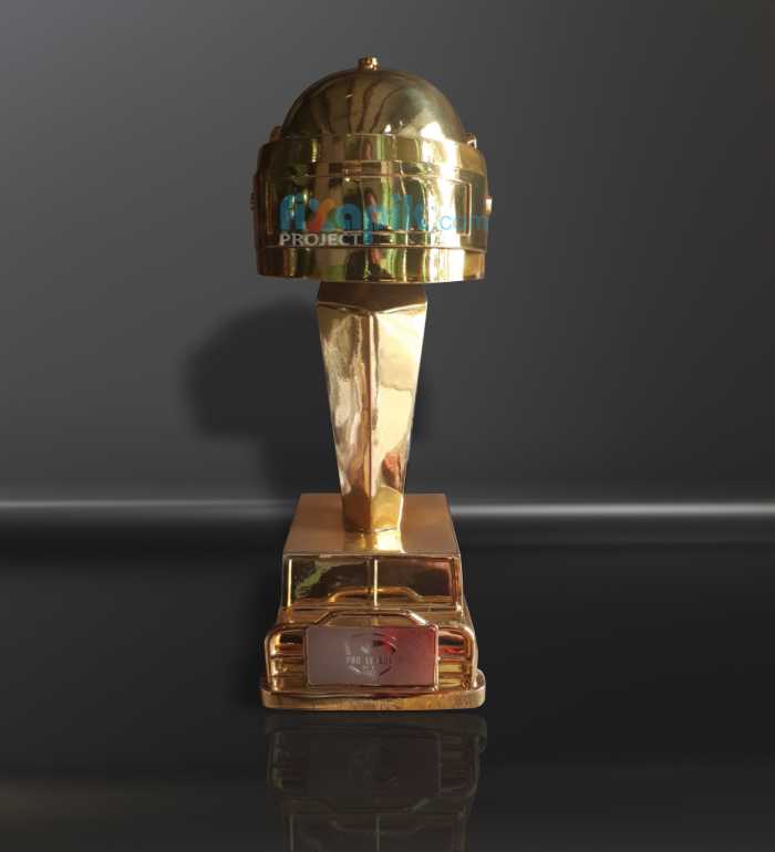 Piala pubg dengan model kombinasi antara helm dan mobil