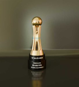 piala custom model globe dengan 3 pilar siluet orang