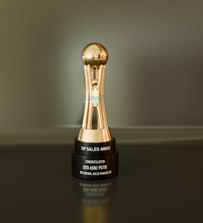 piala custom model globe dengan 3 pilar siluet orang